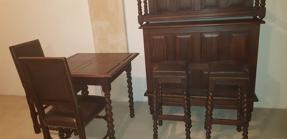 Mesa de jantar em madeira maciça com 4 cadeiras