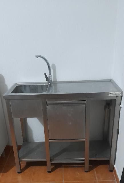 Bancada de inox com lava louça