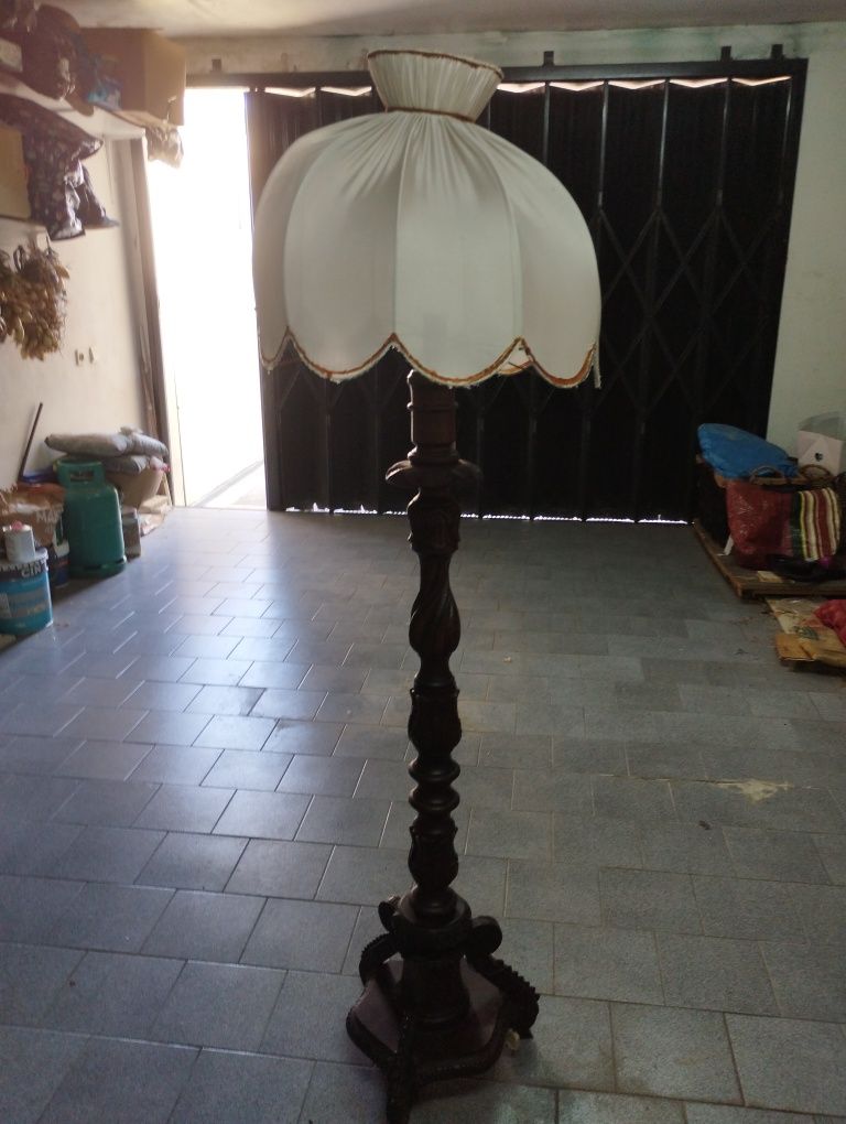 Candeeiro de pé vintage em óptimo estado