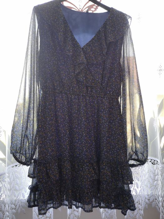 Niebieska sukienka w kwiaty House rozm M.