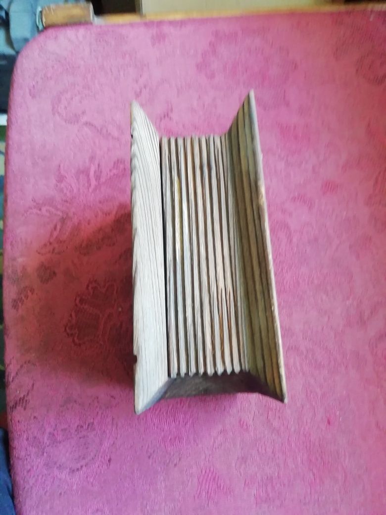 pudełko drewniane w kształcie zamkniętej książki PRL