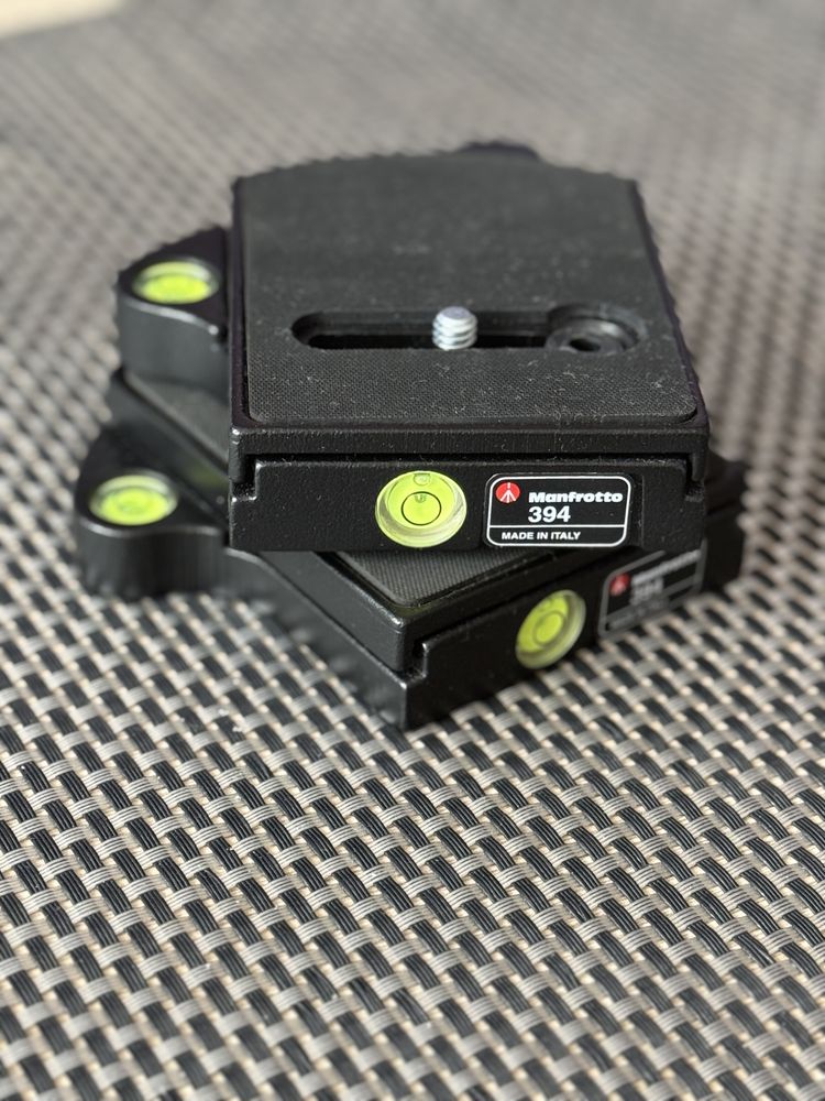 Adapter Manfrotto MN394 z poziomicami do płytek 410PL (2 szt.)