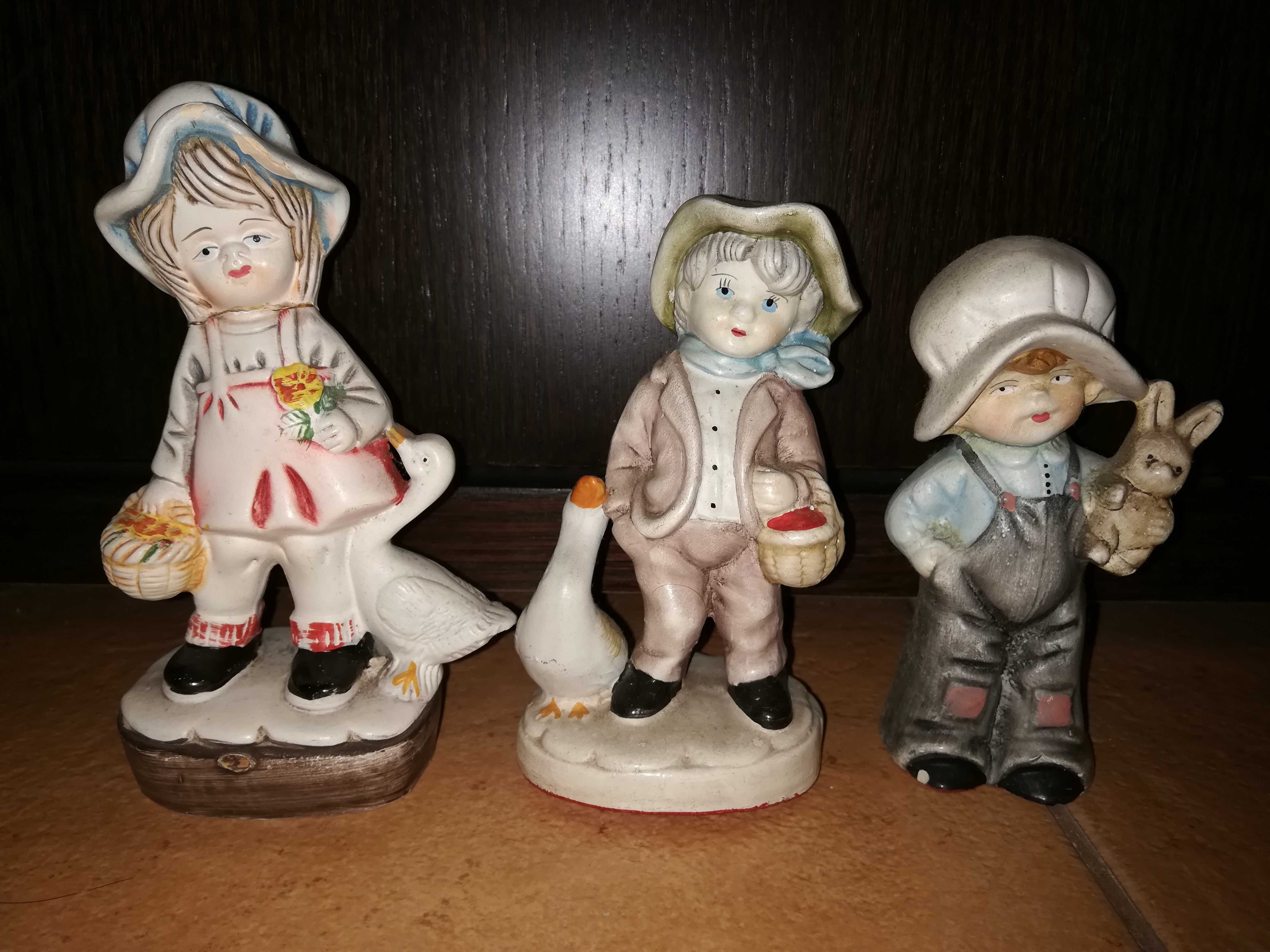 3 Palhaços / Pierrot em porcelana e 4 figuras em loiça a partir de