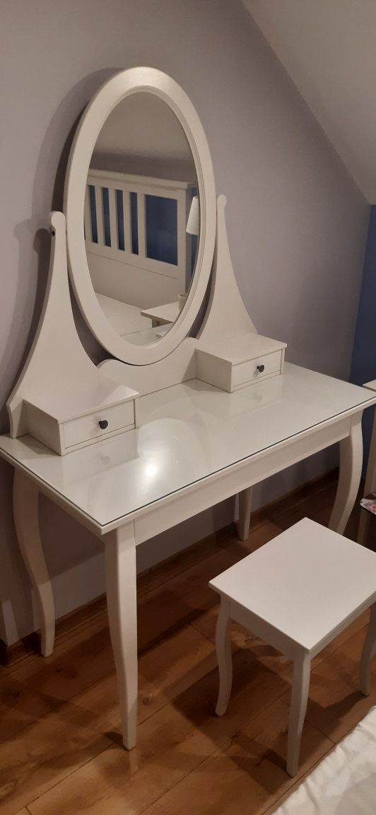 Toaletka biała IKEA Hemnes z siedziskiem stołkiem