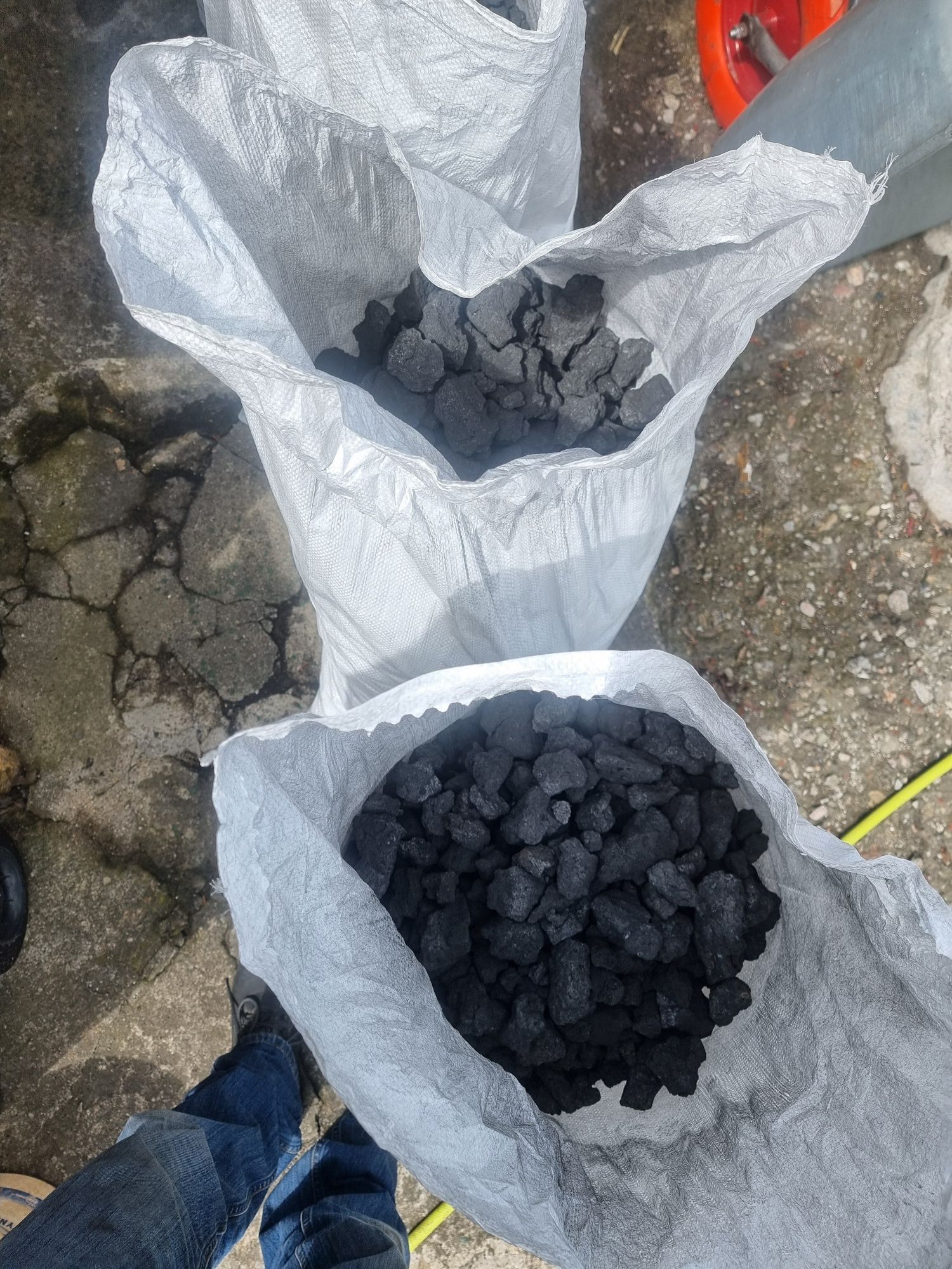 Koks w workach pakowany po 30 kg.