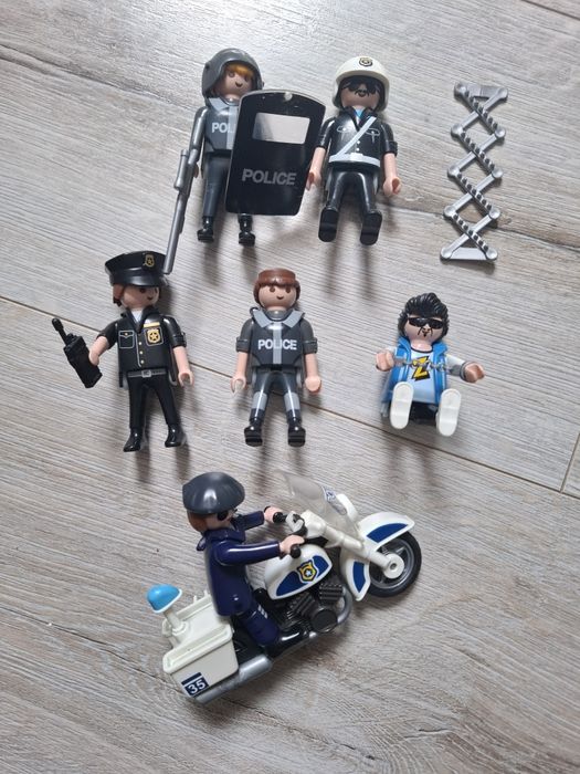 Radiowóz Playmobil z motorem i policjantami