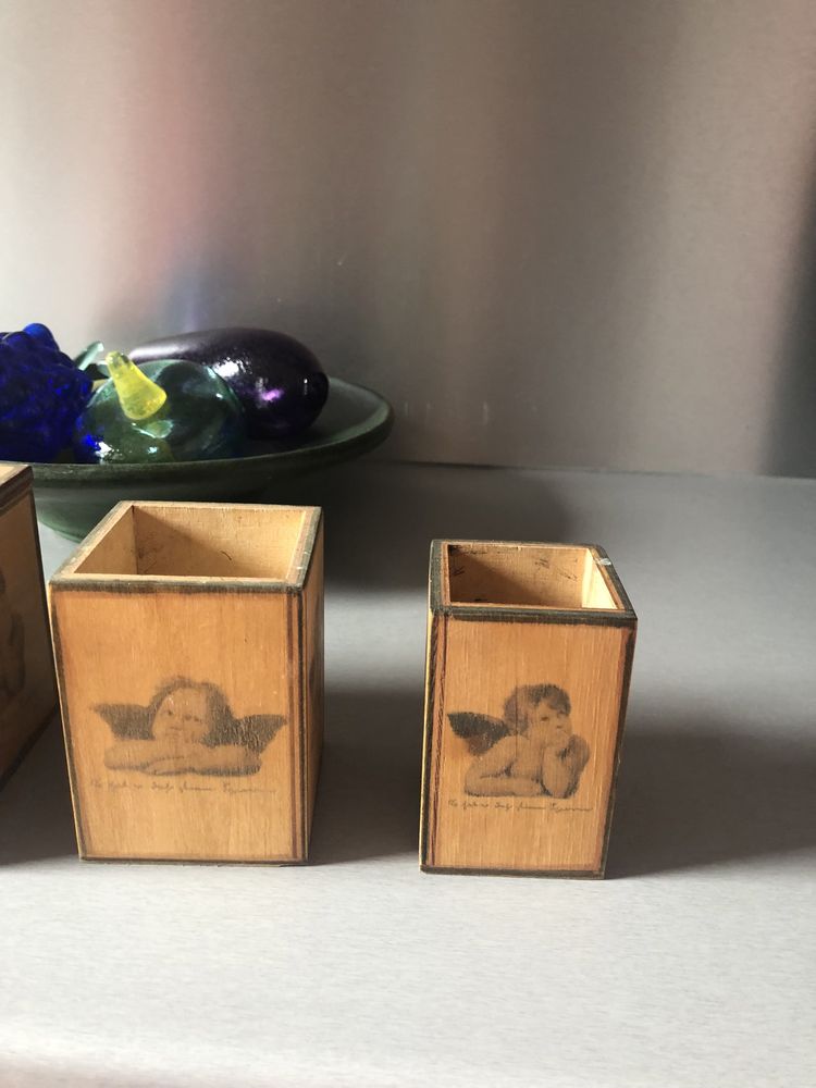 Ozdobne drewniane pudełka z amorkami