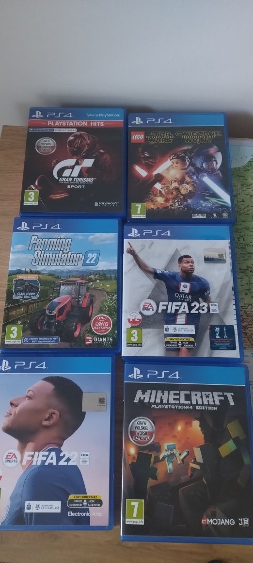 Konsola PS4  slim 500G komplet  2 pady z grami