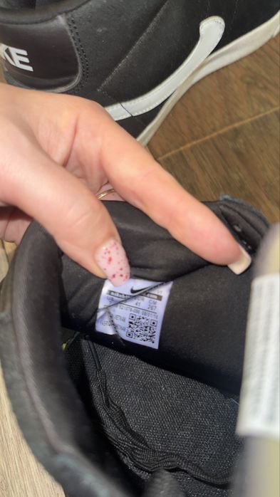 Кросівки жіночі