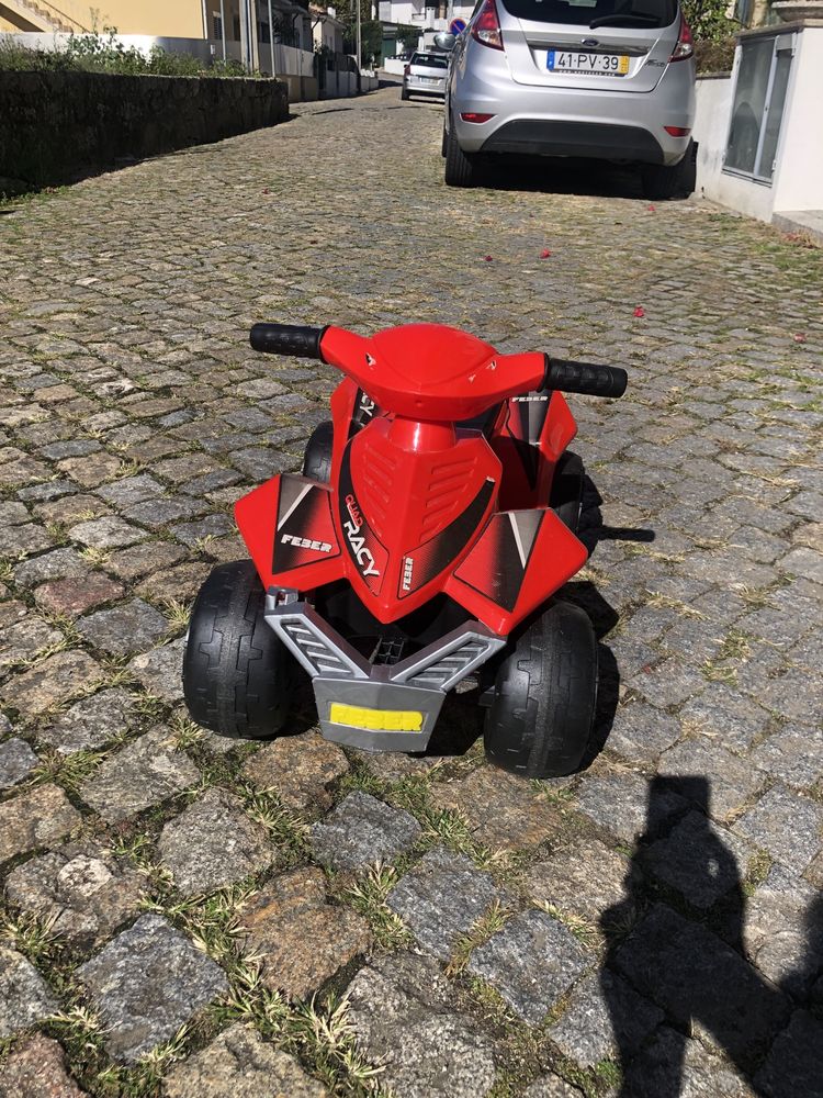 Moto4 eléctrica para criança