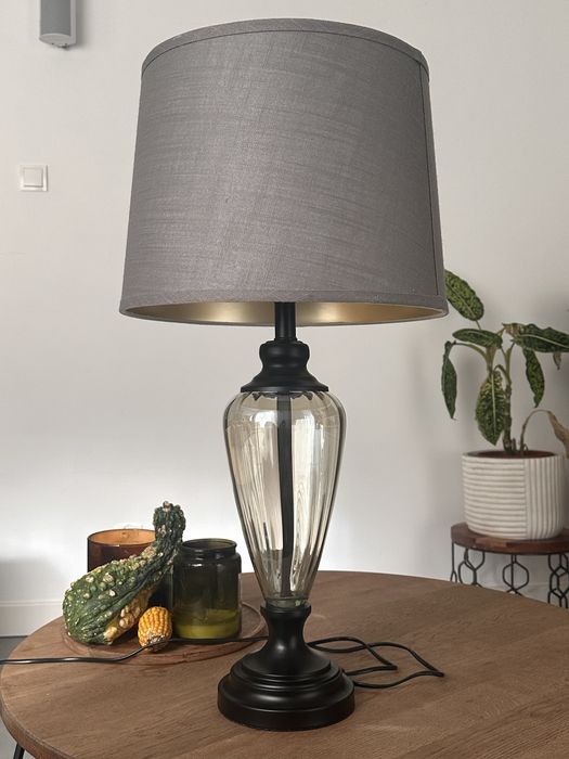 Lampa stojąca ze szklaną podstawą