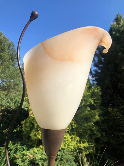 Elegancka Lampa metalowa, kwiatowy klosz