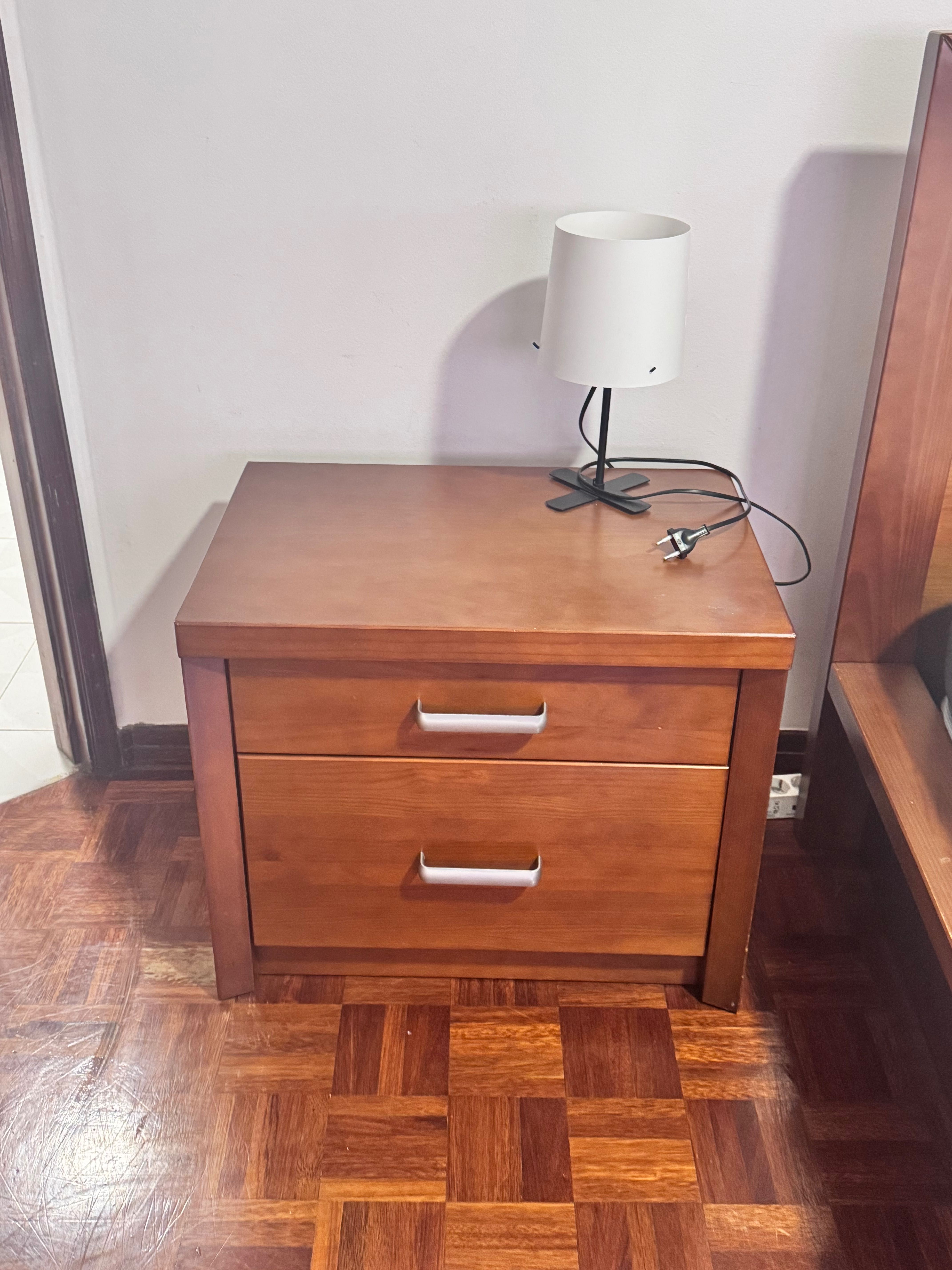 Mobília de quarto, somier cama, 2 mesas de cabeceira em madeira