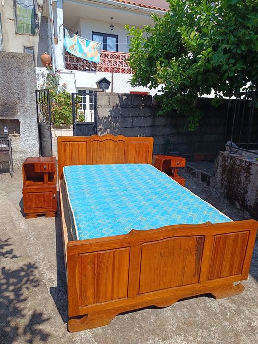 Cama c/mesinhas de cabeceira Vintage