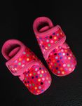 Sapatinhos para Bebé tam. 19 com velcro rosa com bolinhas
