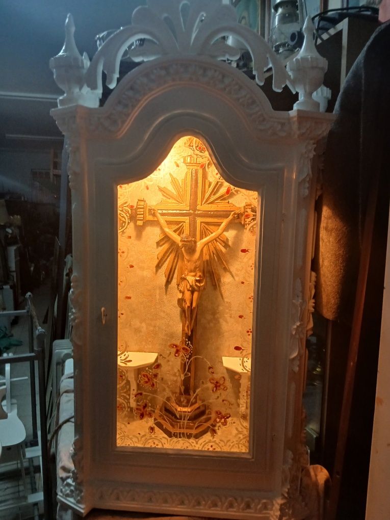 Oratório  antigo com crucifixo e imagem em madeira com luz