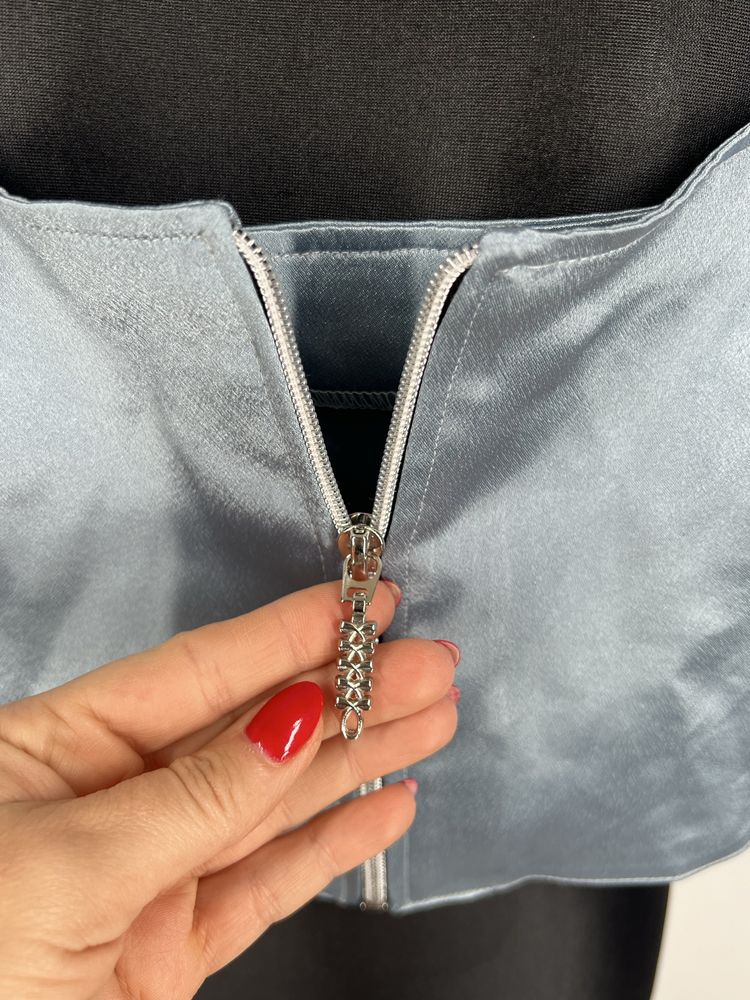 Satynowy crop top na ramiaczkach