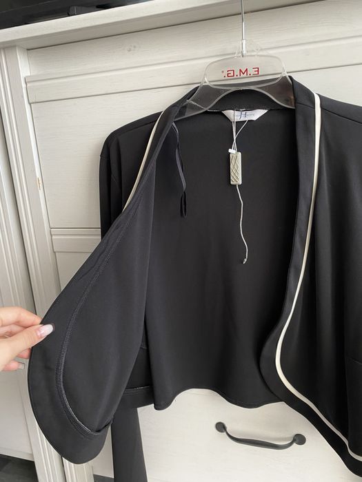 Joanna Hope czarne bolerko z kontastrową lamówką