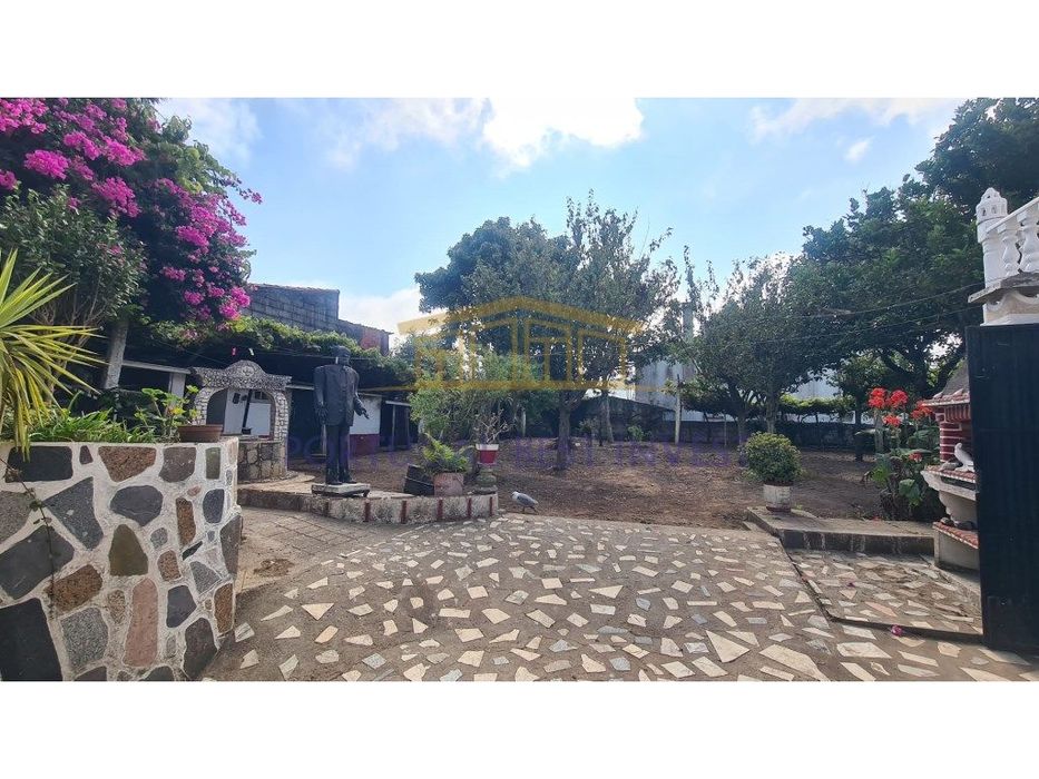 Moradia com armazém e terreno perto da praia da Azurara em Vila do ...