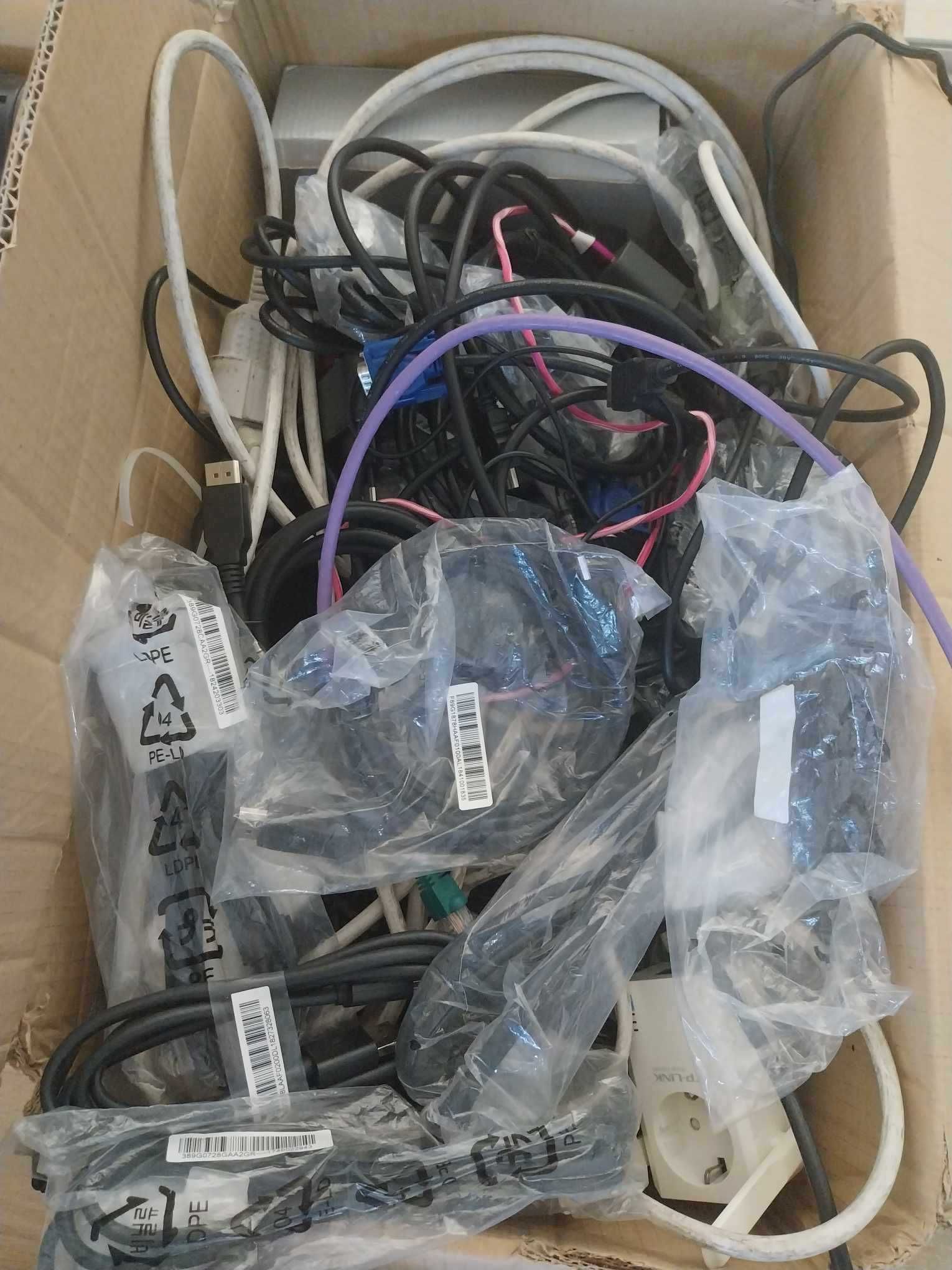 vende-se cabos de internet e de computadores e de televisões