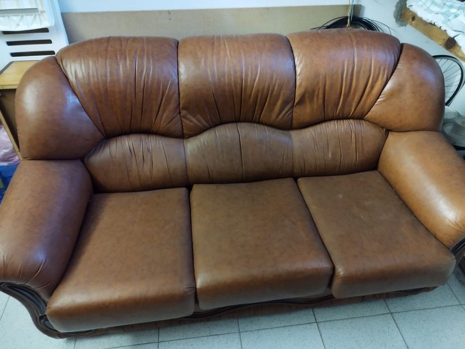Sofá-cama em couro castanho