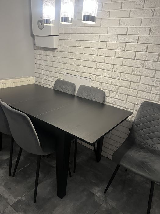 Czarny stół z krzesłami do salonu, jadalni