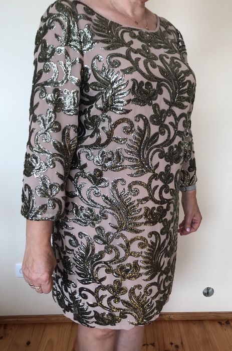 Sukienka bogato zdobiona cekiny wzór