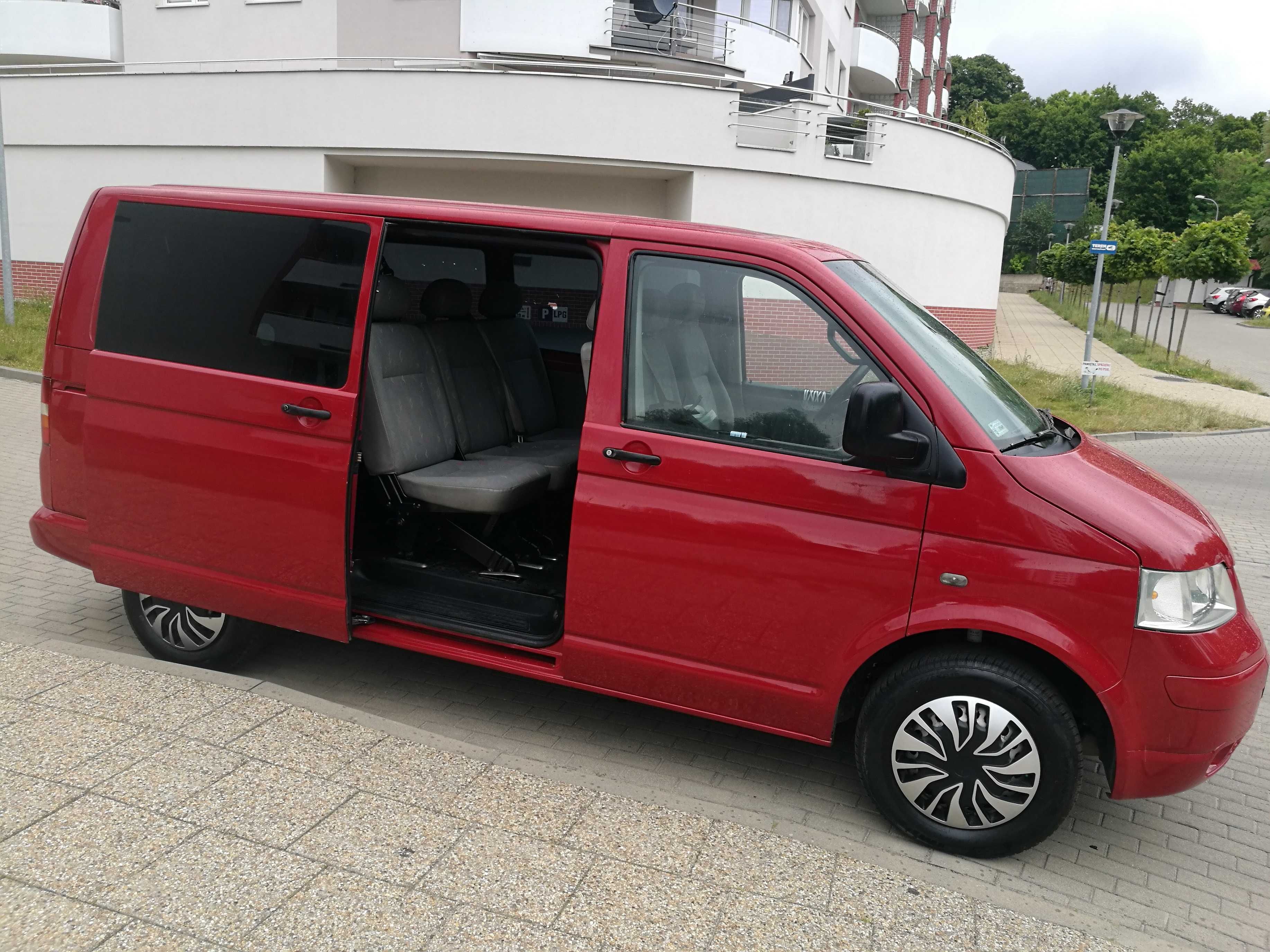 9 osobowy VW T5 r2005, poj 1.9 tdi. skrz manual . ładny