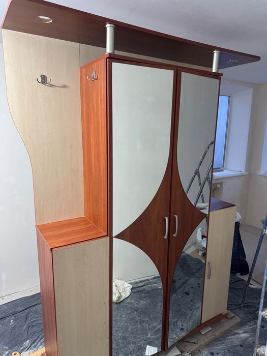 Шафа у вітальню, стінка у передпокій, шкаф в коридор