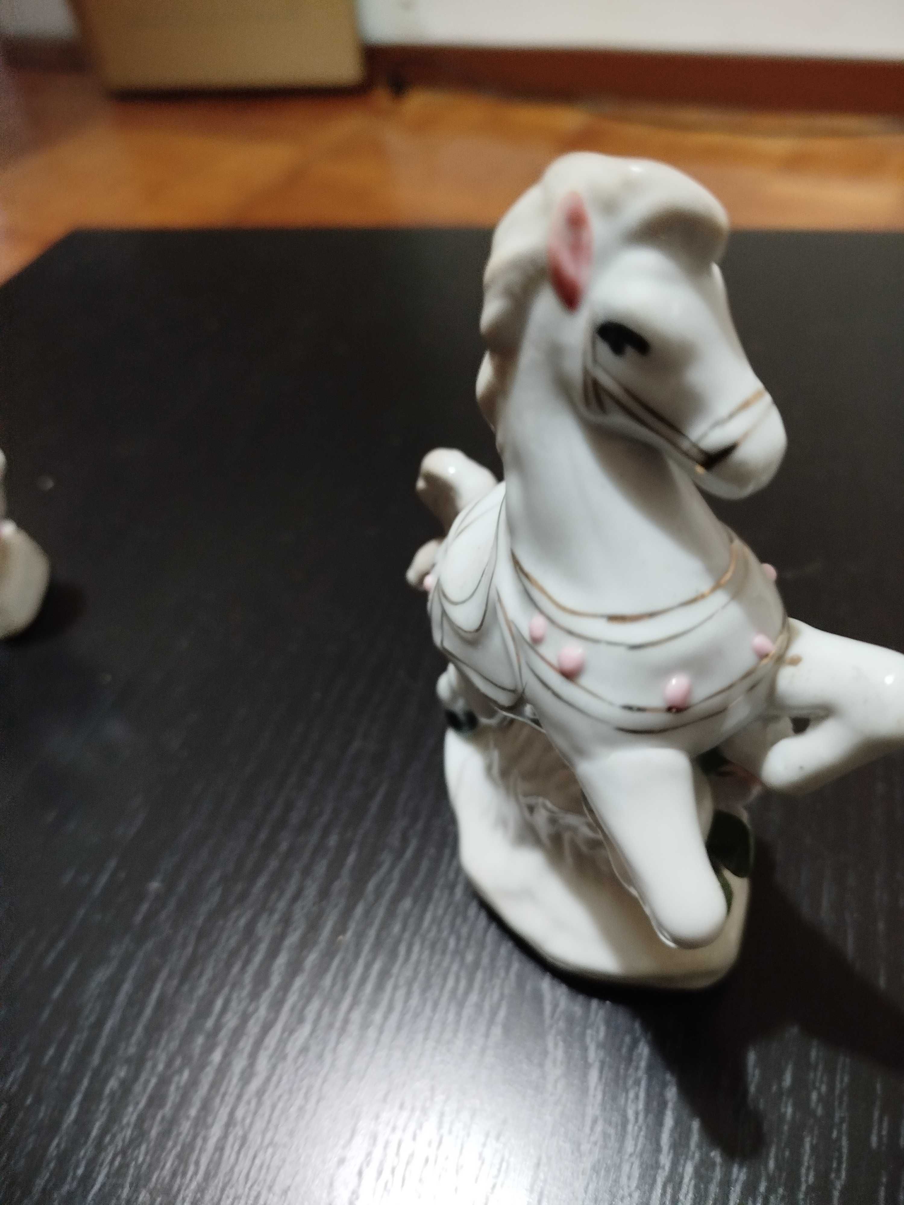 Peças antigas em porcelana decoração