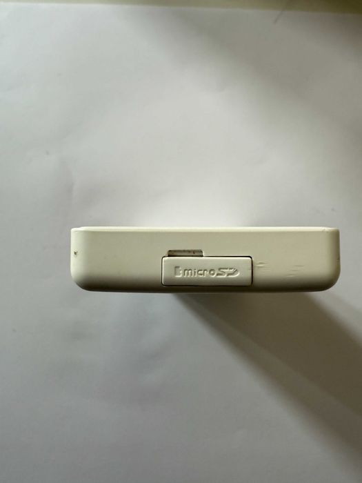 Аудіо плеєр iRiver E100 (4 GB) — MP3/відео-плеєр, FM-радіо, microSD