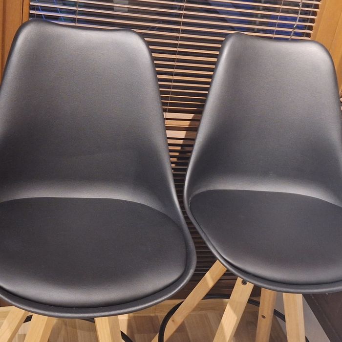 Nowoczesne hokery barowe w stylu skandynawskim