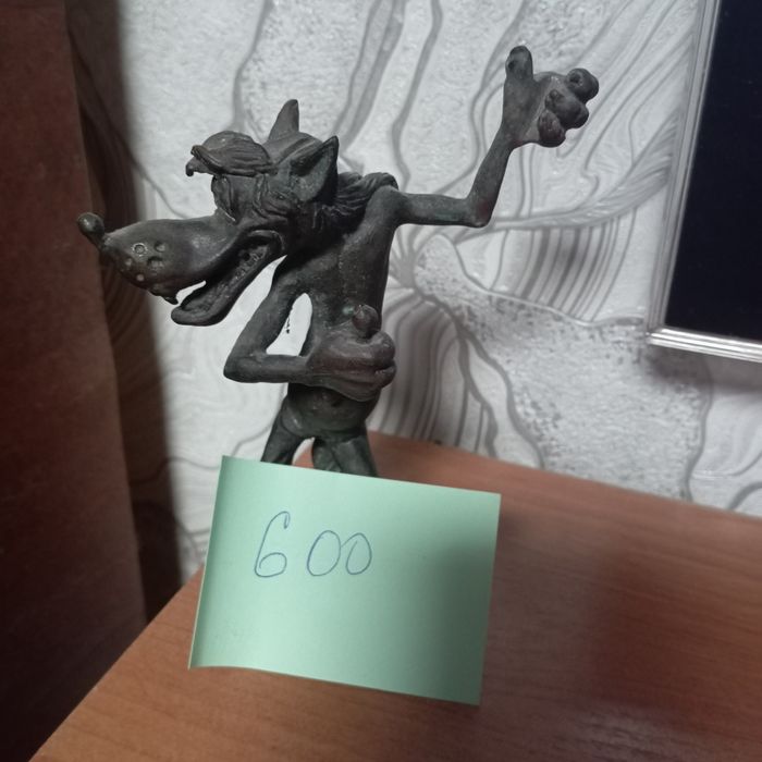 Попільнички,статуетки, підсвічники -бронзові.