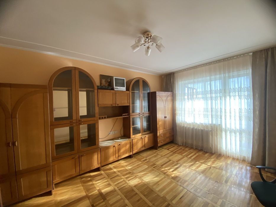 Продам 2-х кімнатну квартиру з меблями, технікою, гаражом