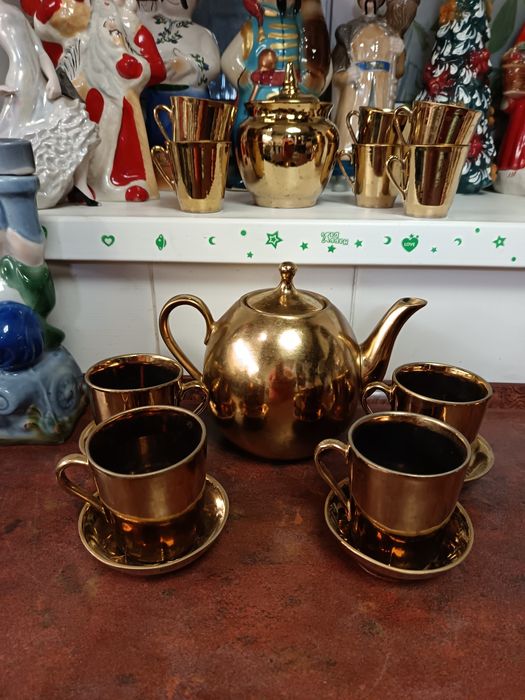 Продам чашки с блюдцами