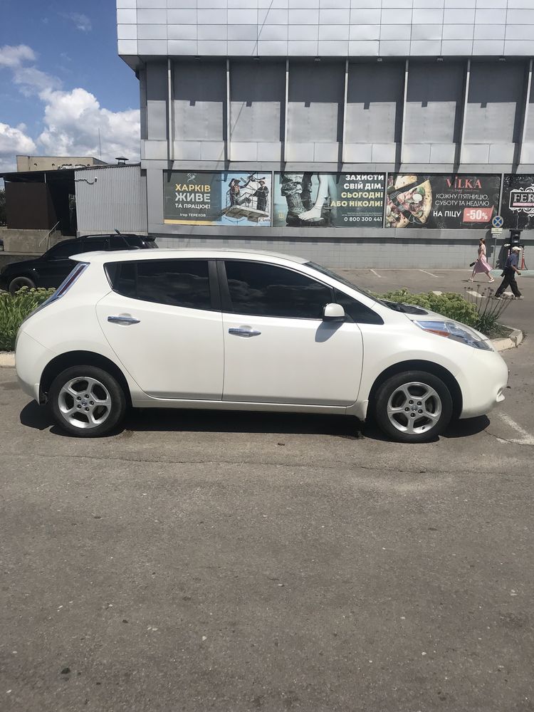 Продам Nissan Leaf