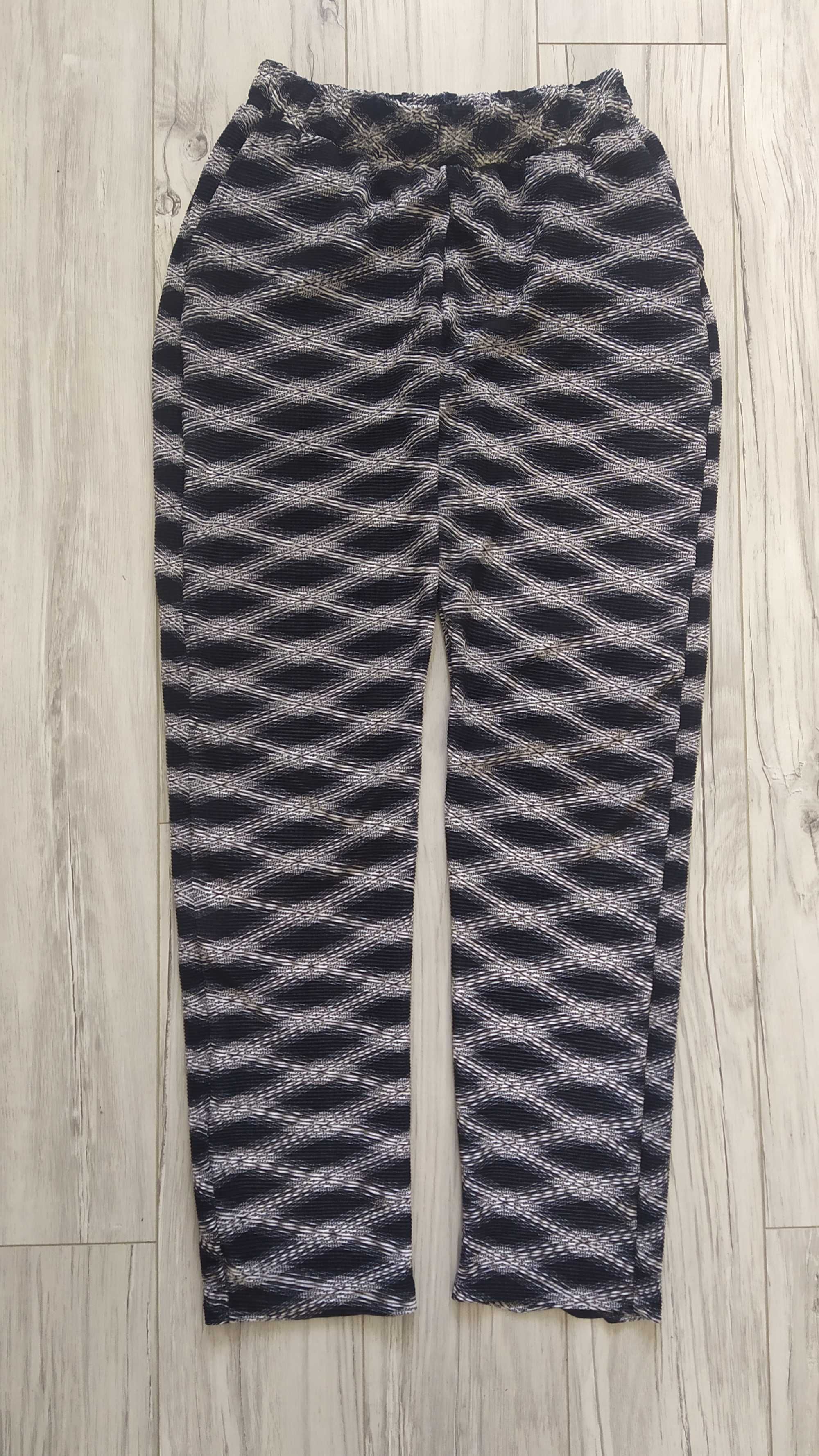 Letnie spodnie legginsy proste wzorzyste czarne białe Szachownica 40 L