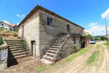 Moradia em Pedra Isolada Com Vistas Deslumbrantes