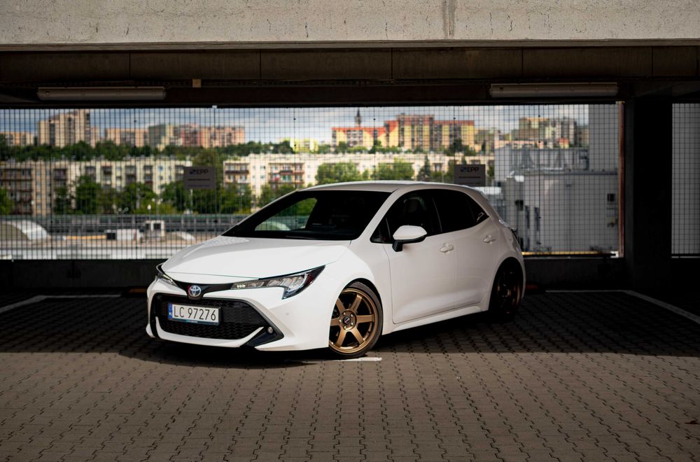 Toyota Corolla Business Edition 1.8 Hybryda *2 kpl kół* *oryginał*