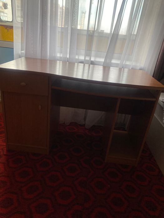 Стіл компʼютерний з виїзною панною для клавіатури