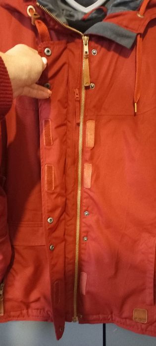 Жіноча спортивна курточка