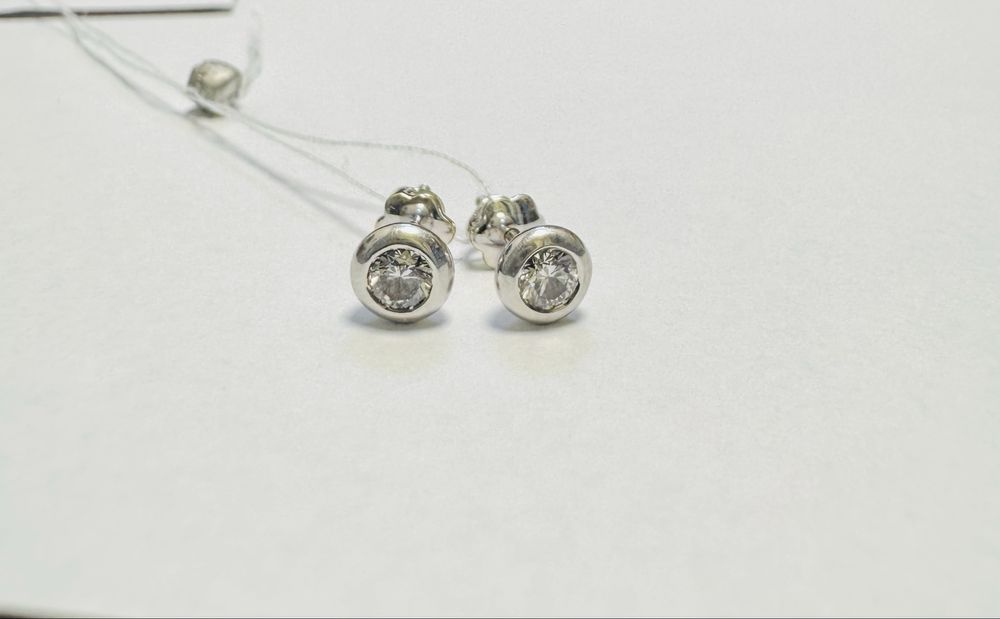 Золотые серьги пусеты с бриллиантами