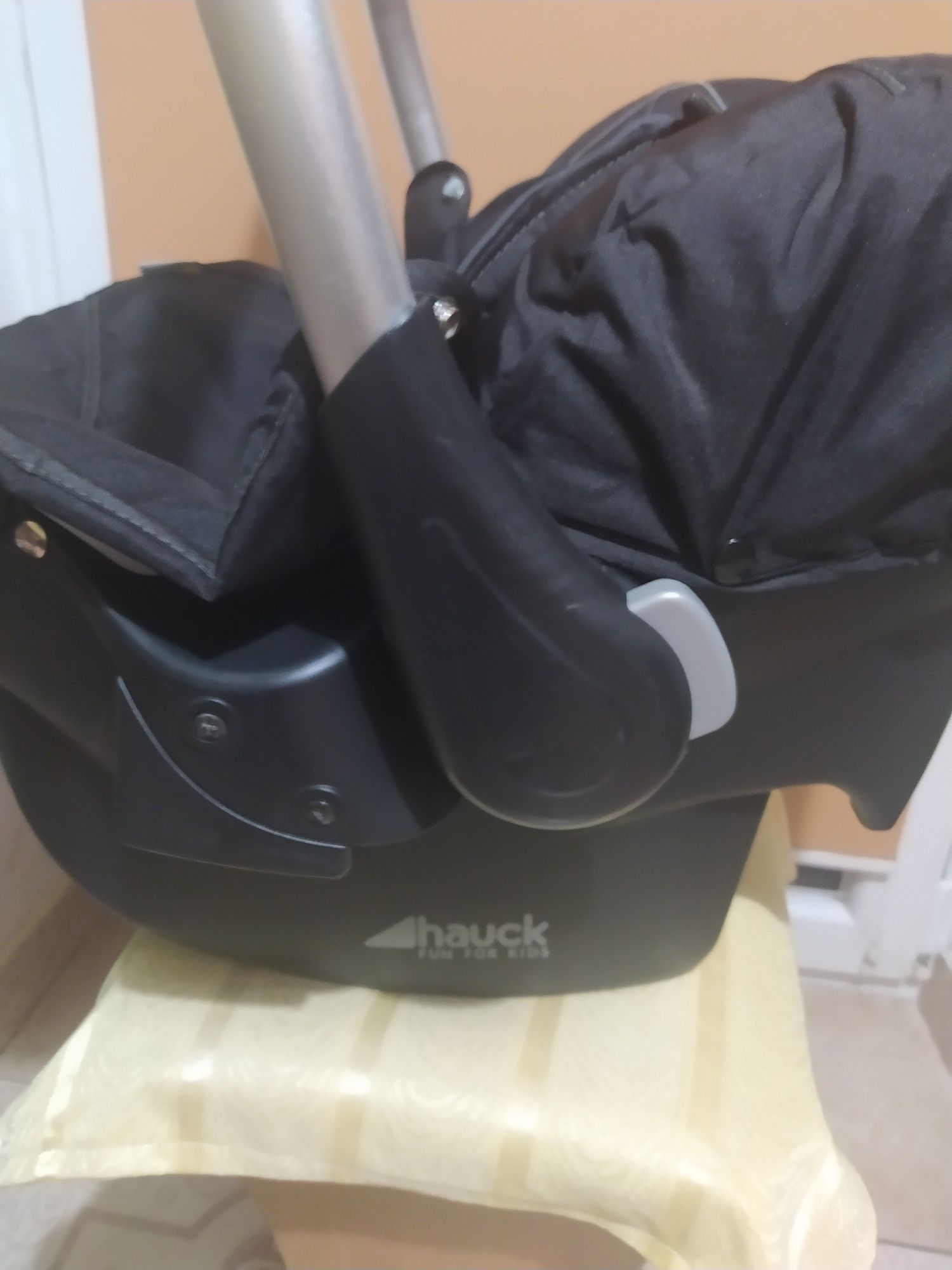 Fotelik samochodowy Hauck Comfort od 0-13 kg, dla dzieci i niemowląt.