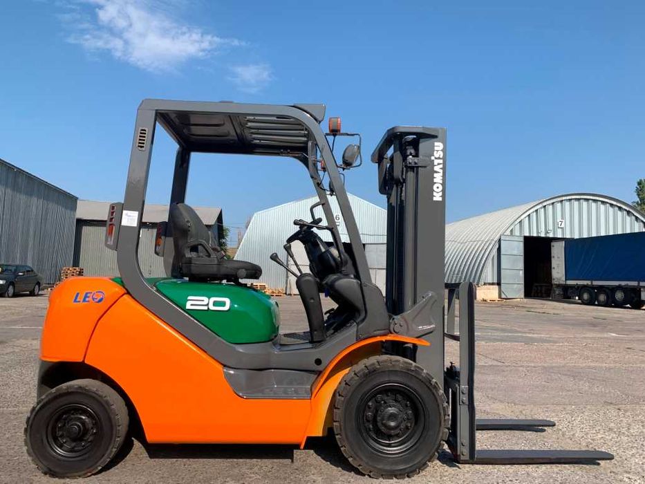 автонавантажувач Komatsu на великих 12 колесах. Модель: FG20C-16