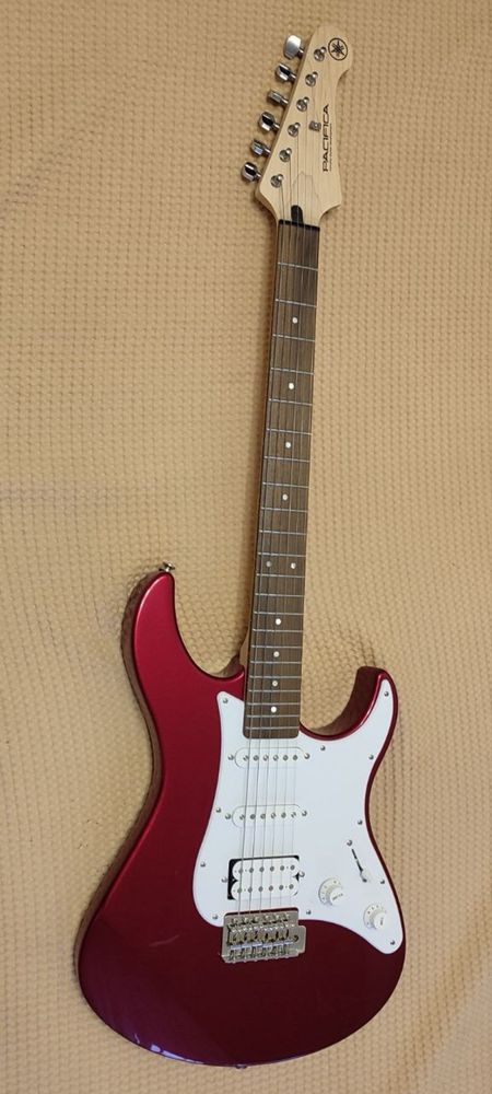 Електрогітара YAMAHA PAC012 RED METALLIC (pacifica 012)