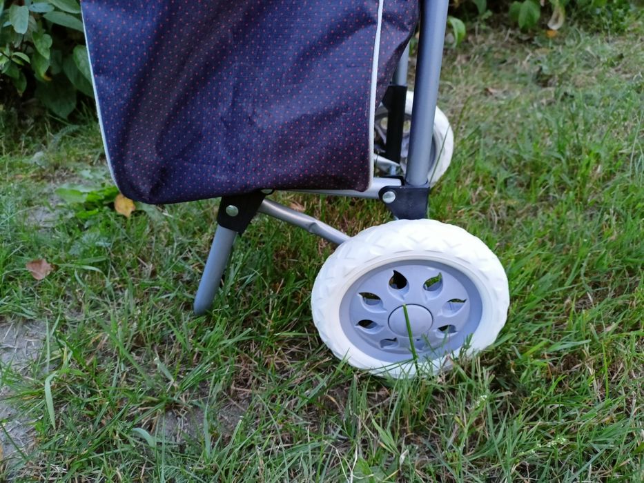 Solidny wózek zakupowy z torbą