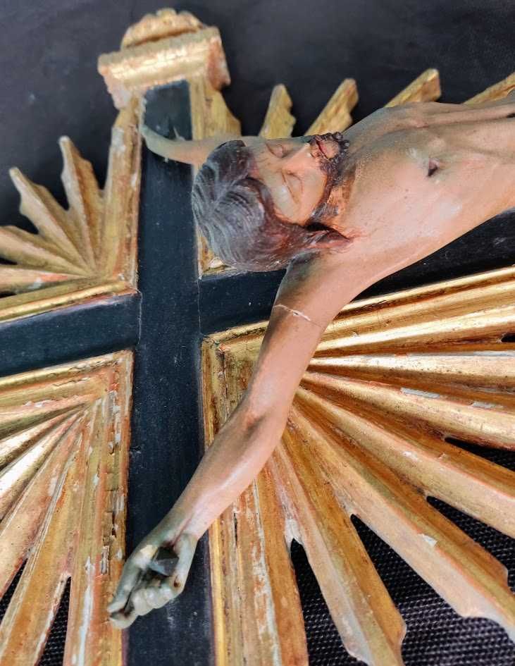 Enorme e antigo Cristo na cruz em talha dourada