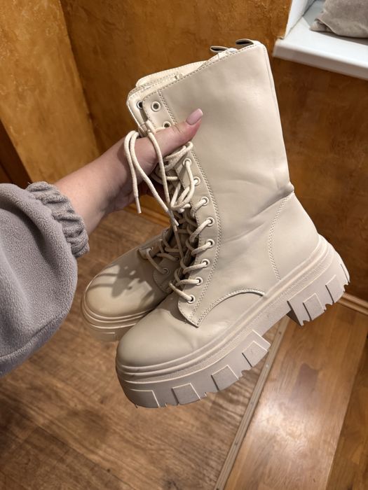 Черевики бежеві (високі на тракторній підошві)