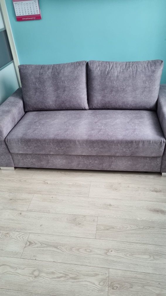 Szara sofa z funkcją spania