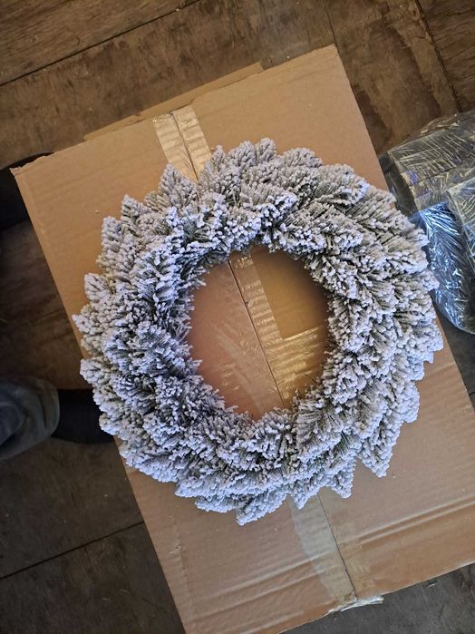 Śnieżone  świąteczne   dekoracje   Wianki , Girlandy , Choinki